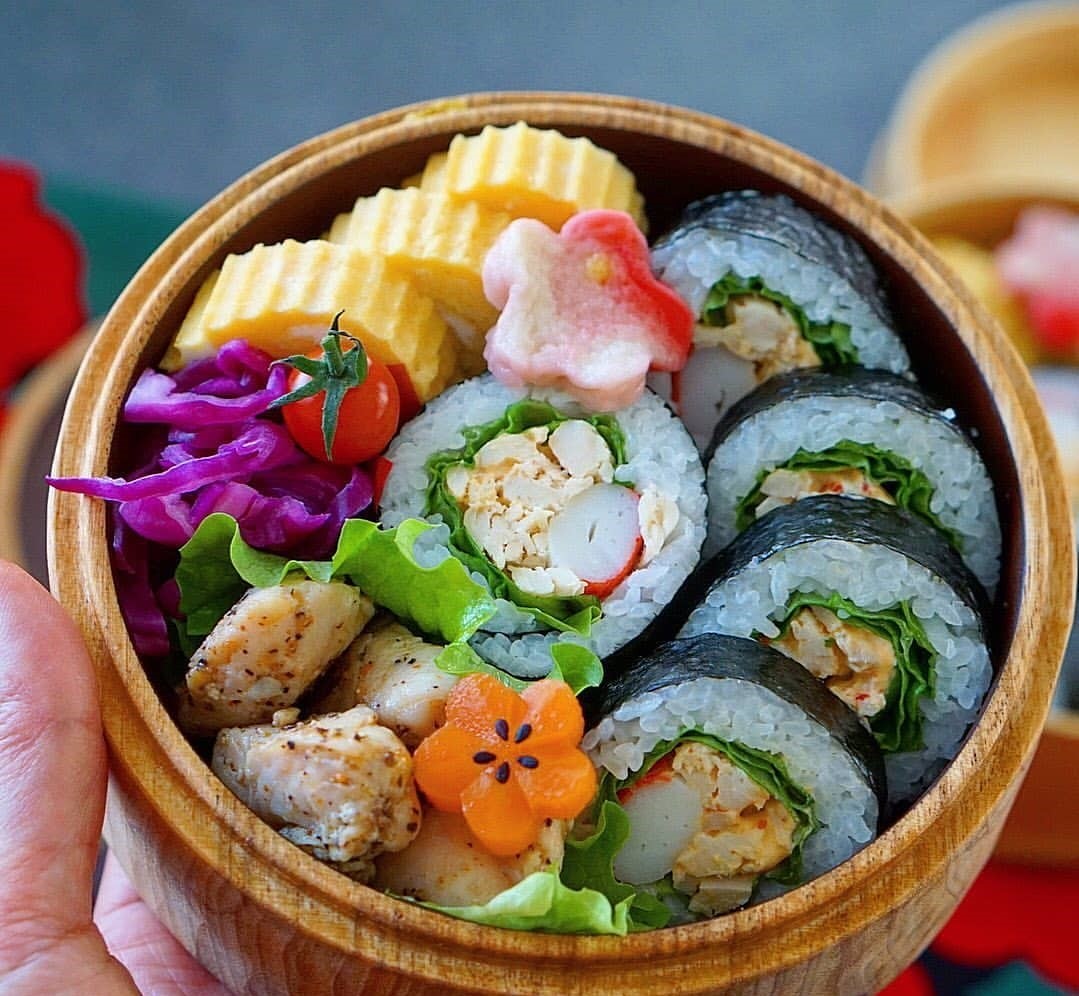 ヤオコーのお惣菜『たっぷり具材のサラダ巻』は大きなカニカマとトビッコで食感◎でした 丁寧レビュー 桃泉