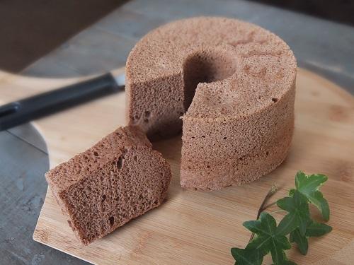 □シフォンケーキ 17cm・卵黄 4個 ・グラニュー糖 30g ・米油 45g ・水 60g ・バニラの香料 エッセンス、オイル等適 ・薄力粉90g ・卵白 4個 150g前後・グラニュー糖 30g シンプルなレシピで作る基本のシフォンケーキ☆ ふんわり軽やかな生地に優しい甘味が