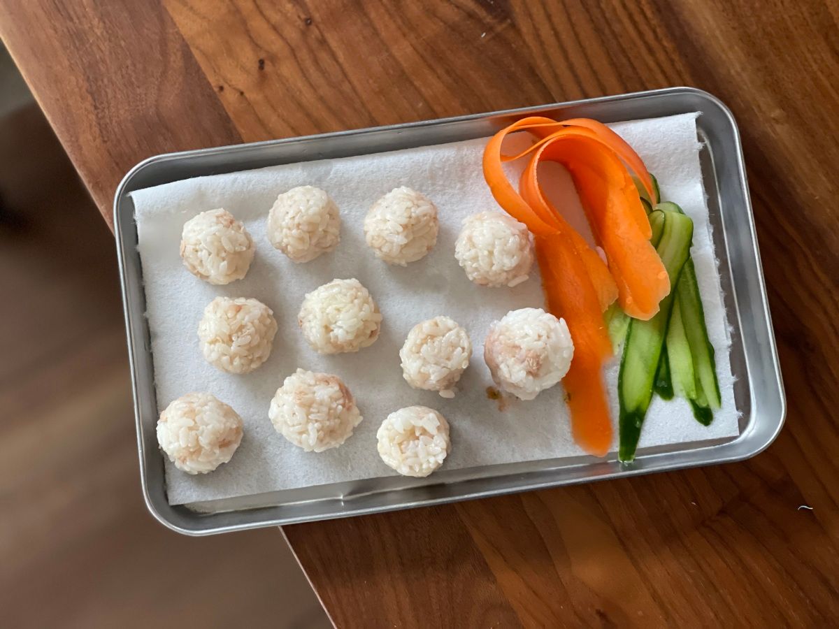 1歳児とスシローへ。話題のアレンジに「すごい助かる」「おいしそうに食べてくれた」 - macaroni