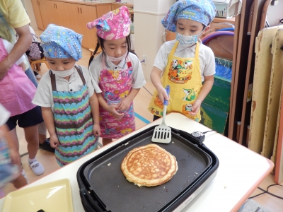 7月22日 水保育園おやつ🍴 * 白桃ケーキ🍑 * さっくりふわんふわん𓂃◌𓈒𓐍 * 昨日と似たようなおやつになってしまった💦 *白桃ケーキ保育園おやつ手作りおやつこどものおやつ卵不使用幼児食おやつレシピ食育乳幼児食指導士保育園調理師