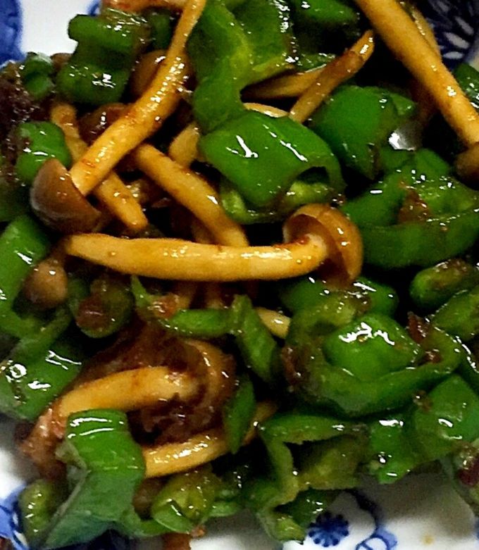 時短主婦が作る 『無限ピーマン♾』 <材料> ・ピーマン ・ツナ缶 ・鶏ガラの素 ・かつお節 ・いりごま ・ごま油 <作り方> ①ピーマンはワタとタネを取らずに細切りにします。②ツナ缶を油ごといれ、ピーマンと和えます。 ③鶏ガラの素、かつお節、いりごまを加えて