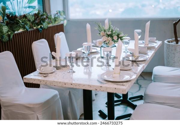 夜景の見えるレストランで食事するカップルとウエイター 10402000565 の写真・イラスト素材アマナイメージズ