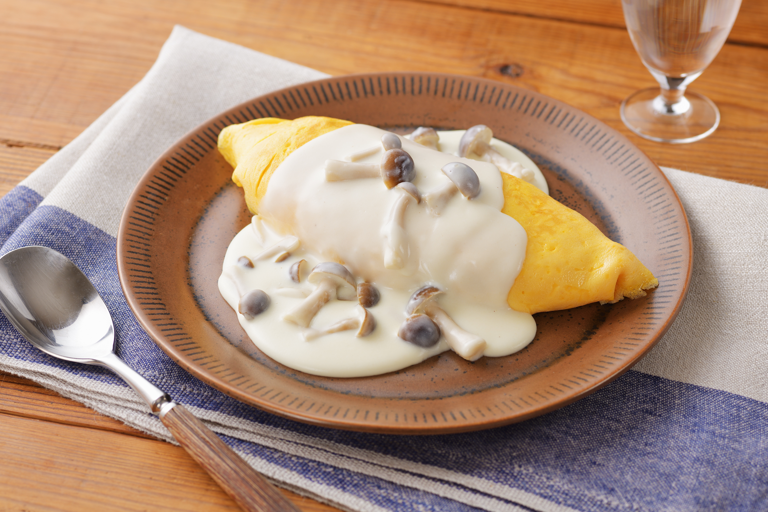 残ったビーフシチューをアレンジ！カフェ風オムライスのレシピセブンプレミアム公式