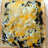 オリジナルトーストレシピその3のりチーズのたけのこトースト☆材料☆ ・トースト ６枚切り・海苔 ・オリーブオイル ・黒コショウ・水煮のタケノコ ・スライスチーズ ☆作り方☆ ①食パンの上にスライスチーズと海苔、水煮タケノコの薄切りを乗せてトースト ③