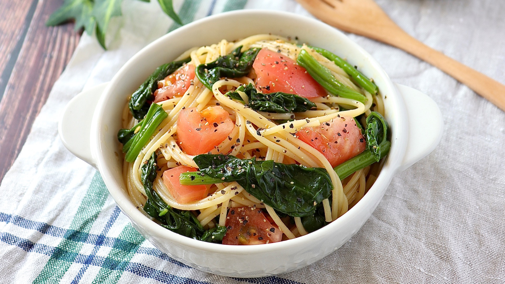 👈料理初心者でも作れる簡単献立 . この前リール載せたトマトパスタの静止画＆副菜レシピです✨簡単なのに美味しくて一瞬でなくなったのでよかったらぜひ使ってね🤤 . 美味しそう！作りたい！と思った方、良かったらコメント欄に「😍」押していただけると 投稿の励みに