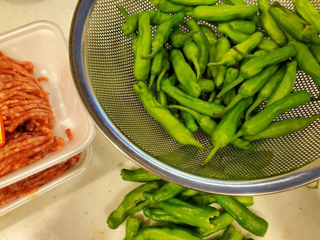 鶏もも肉とししとうのニンニク味噌炒め