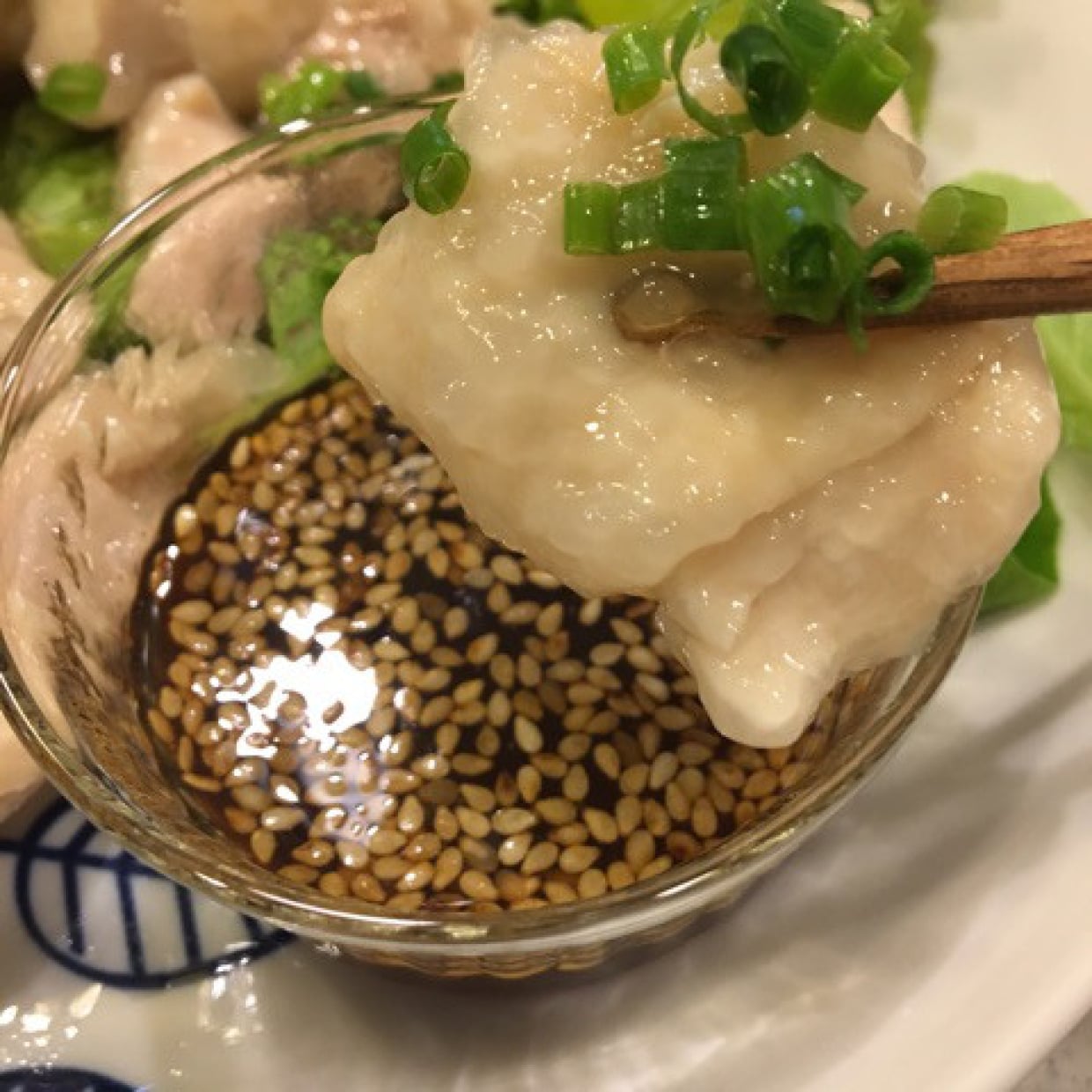 レシピ 茹ででかけるだけ！かんたん水晶鶏 つめたく冷やしてつるつる食感♪ 甘酢だれが夏にぴったりです 材料 2人分 ・鶏胸肉250g 5mm厚に薄切り・酒 大さじ1 ・塩 小さじ1 4 ・片栗粉 大さじ2 タレの材料 ・長ネギ 10cm みじん切り・しょうが 1かけ