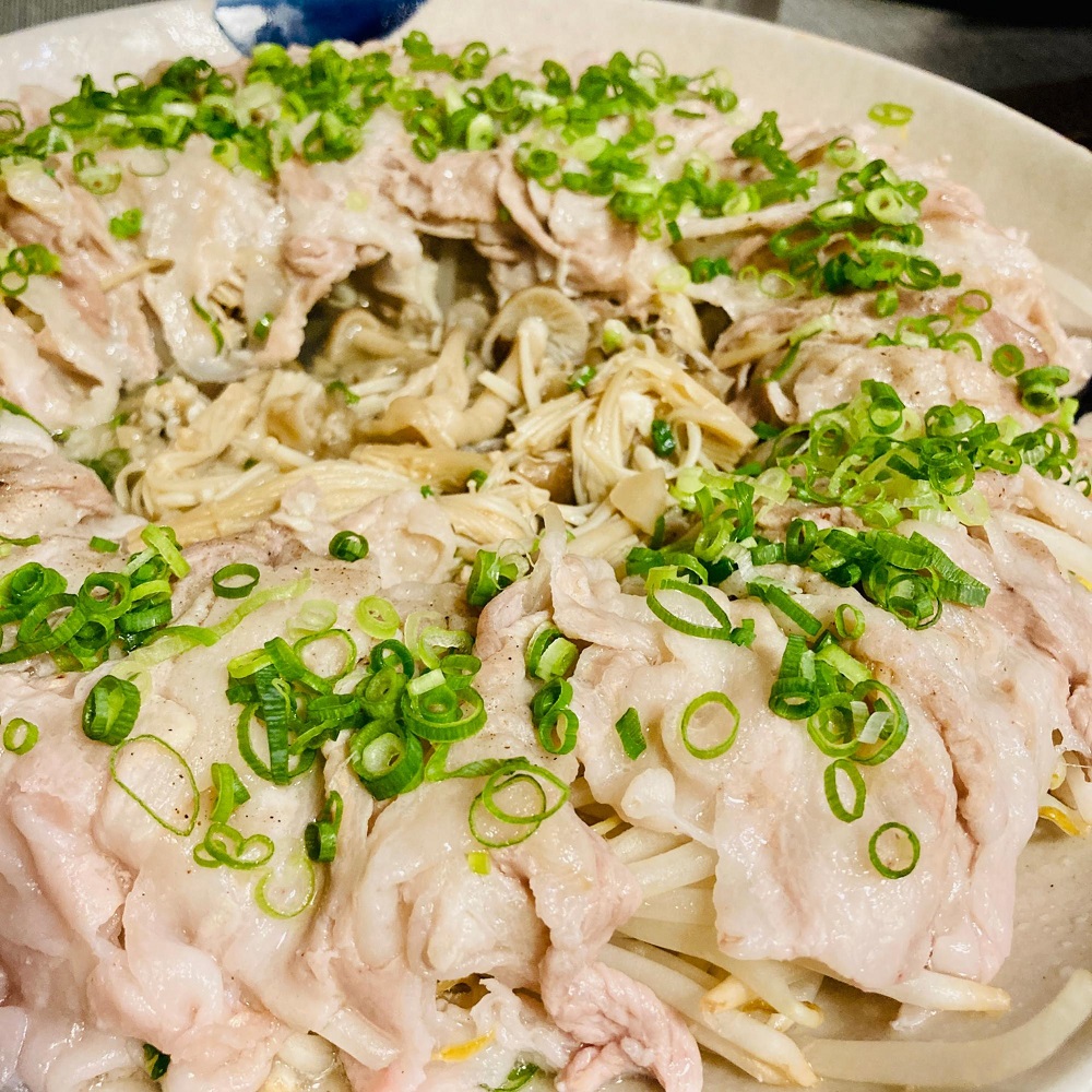 豚肉のえのきもやし蒸し - MOAI's KITCHENMOAI's KITCHEN