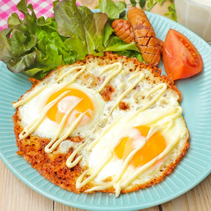 今週もお疲れ様つまみごま油で香ばしく焼くだけ！ 揚げ目玉焼きのおかか黒酢醤油がけ レシピ・長谷川あかりさんファッション雑誌『リンネル』の読みもの