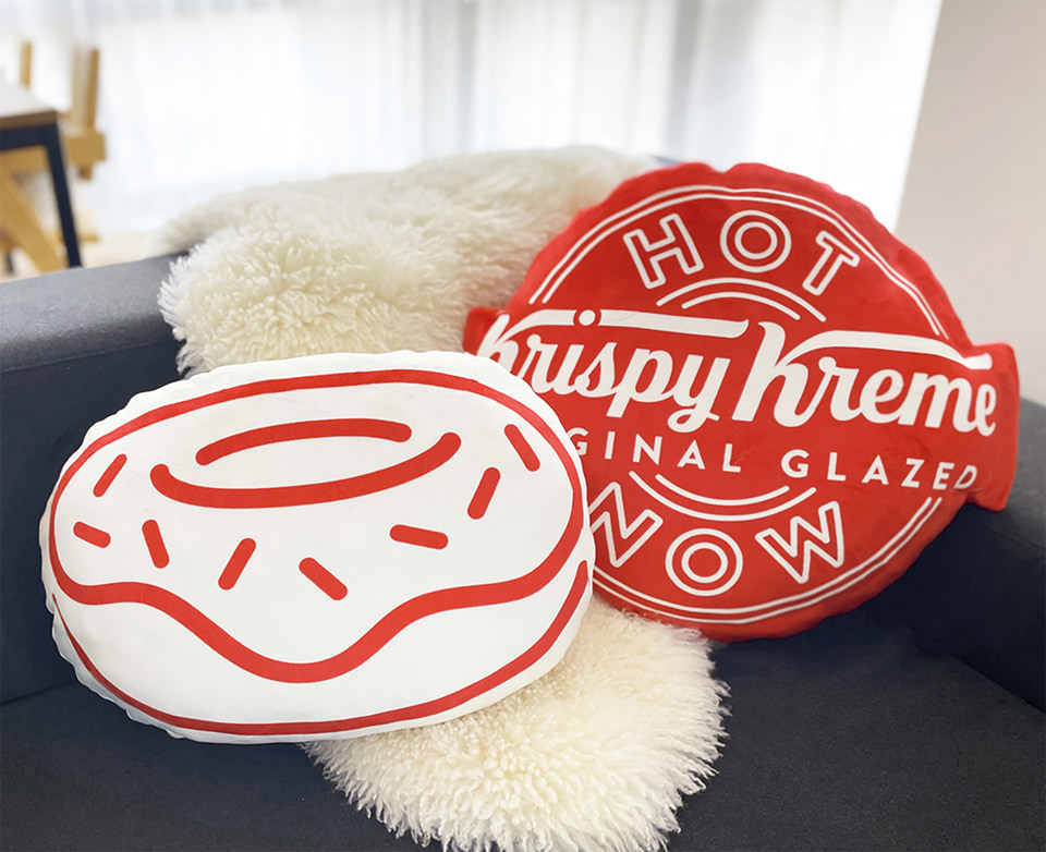 クリスピー・クリーム・ドーナツ九州に再登場、限定ドーナツやロゴバッグが福岡ワンビルで - ファッションプレス