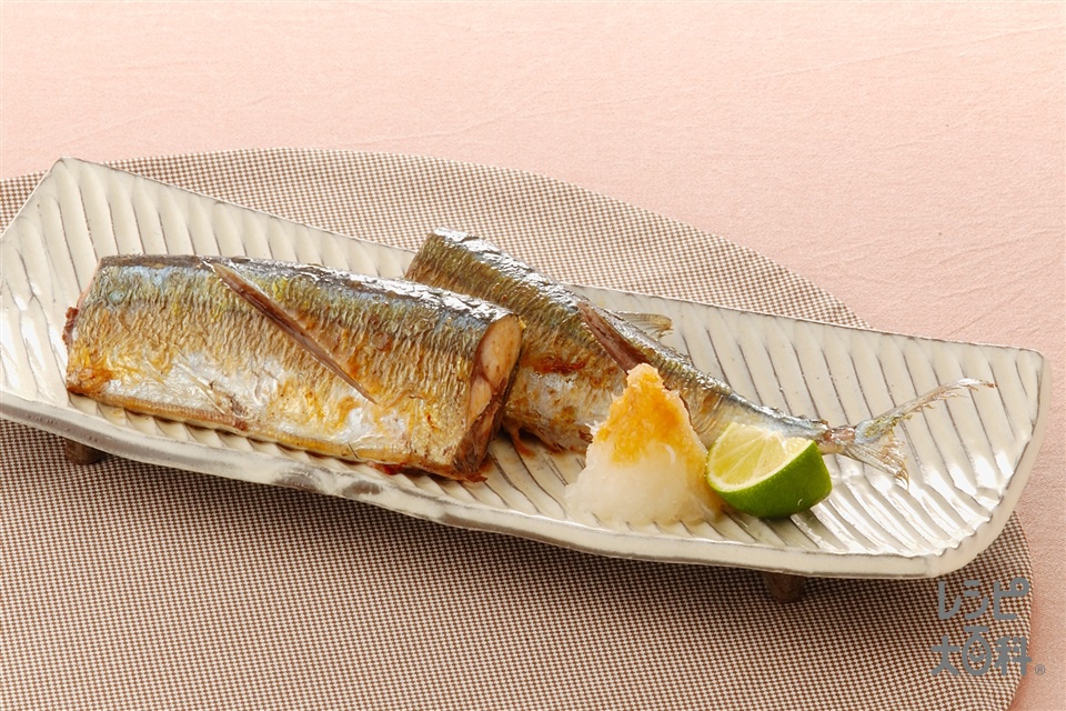 骨なし秋刀魚の塩焼きの作り方, 衝撃的な美味さのサンマの塩焼き！, 子供達も大喜びして丸ごと食べてしまう😋,骨なし秋刀魚塩焼き ,・頭落として内臓を出す, ｰ内臓は黒い部分だけ切り落としてとっておく, ・ボウルに水、塩、氷を入れて血合い、魚をよく洗う, ・水気をよく拭き取る,・三枚におろす, ｰ骨は骨せんべいにするのでとっておく, ・腹骨をすいて太い中骨を抜く,