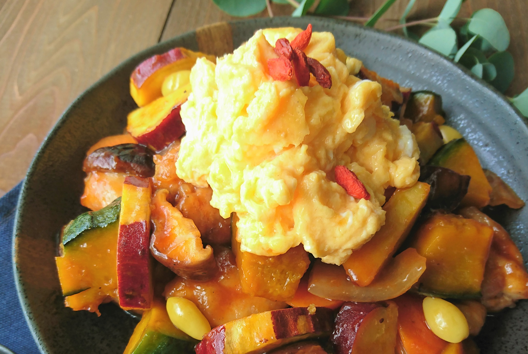 ○温泉たまご ① 卵1個をマグカップに割り入れる ② マグカップに水を50ml入れる ③ 竹串で黄身に5ヶ所穴を開ける ④ ラップをせず、レンジに入れる⑤ 600Wのレンジで38秒加熱して完成！ ☆温めすぎると破裂の恐れがあるのでレンジの取扱説明書をよく読んで調理して