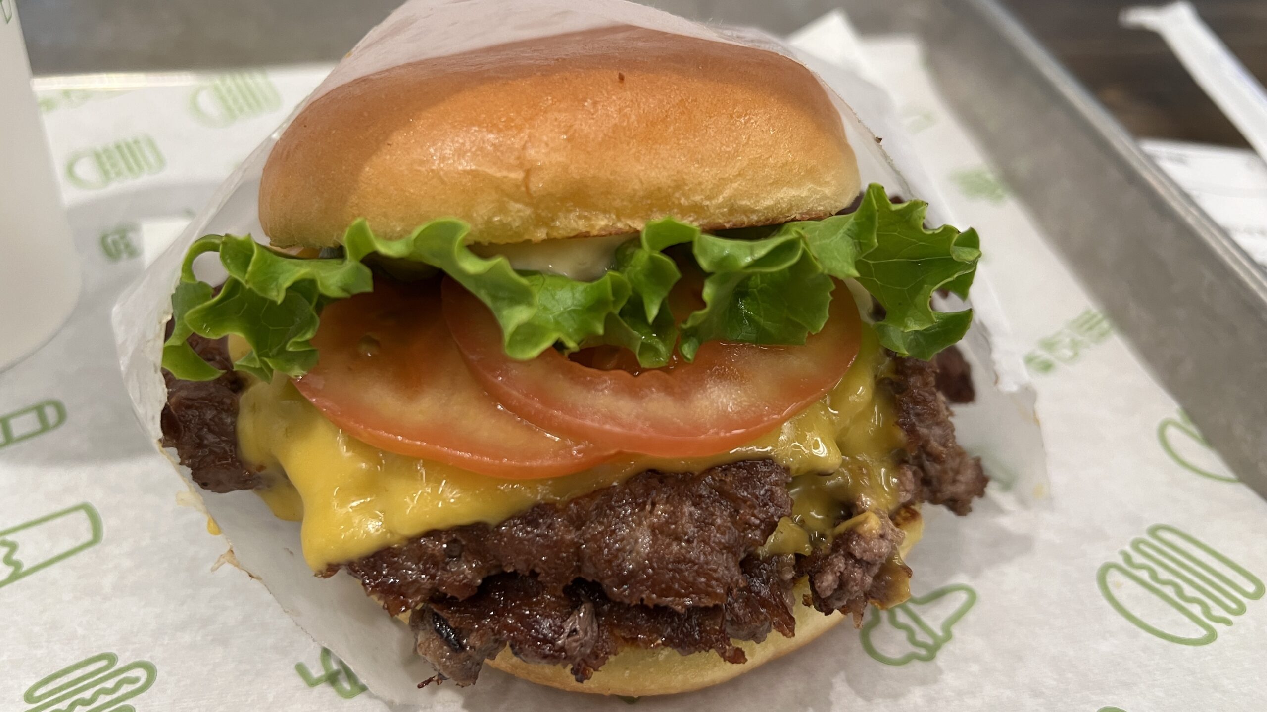 シェイクシャックの夏限定“BBQソース”のハンバーガー、スパイシーチキンの新バーガーやチーズフライも - ファッションプレス