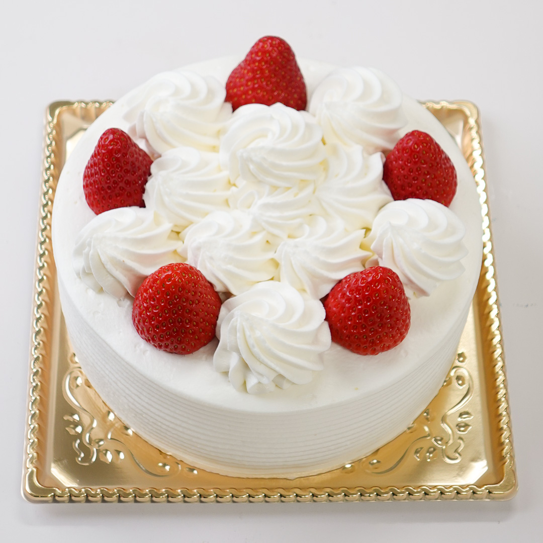 型がなくてもできる！ いちごのホールケーキ