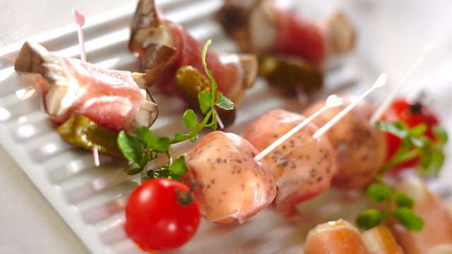 オシャレな一品が簡単に！「生ハム×チーズ」でおつまみを作ろう♪フーディストノート