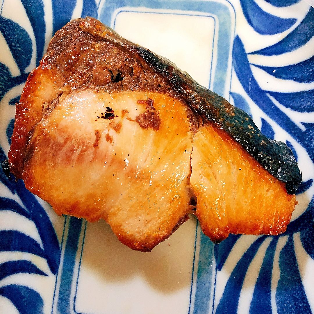 🍴ぶりの塩焼き🐟, グリルで焼くだけ簡単！,材料 , ぶり, 塩適量,作り方 , 1.バットに塩を振りぶりをのせ、,上からも塩を振る。, 2.しばらく置いて、, 出た水分をしっかりと取る。, 3.温めたグリルに入れ、5分ほど, 焼く。,4.ぶりを返し、再度5分ほど焼く。,簡単レシピ,ぶり,ブリ,ぶりの塩焼き