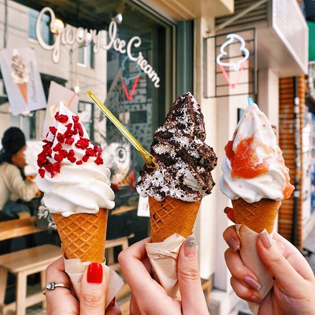 アイスコーヒーをカッコよく撮るコツは たった3つだけ！ アイスコーヒーは窓に向かって配置 アングルを下げる グリッド線の交点に配置 これだけです！窓に向かって撮ると逆光でグラスと氷が透けてキレイに撮れます。 コントラストを上げて氷をクッキリとさせ、ハイライト