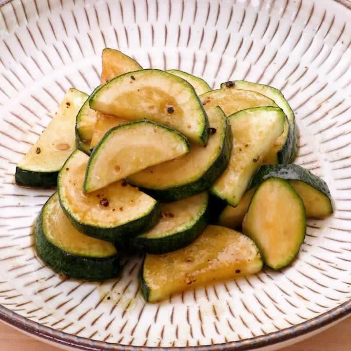 ごはんがすすむ！ ズッキーニと豚バラのぽん酢マヨ炒め