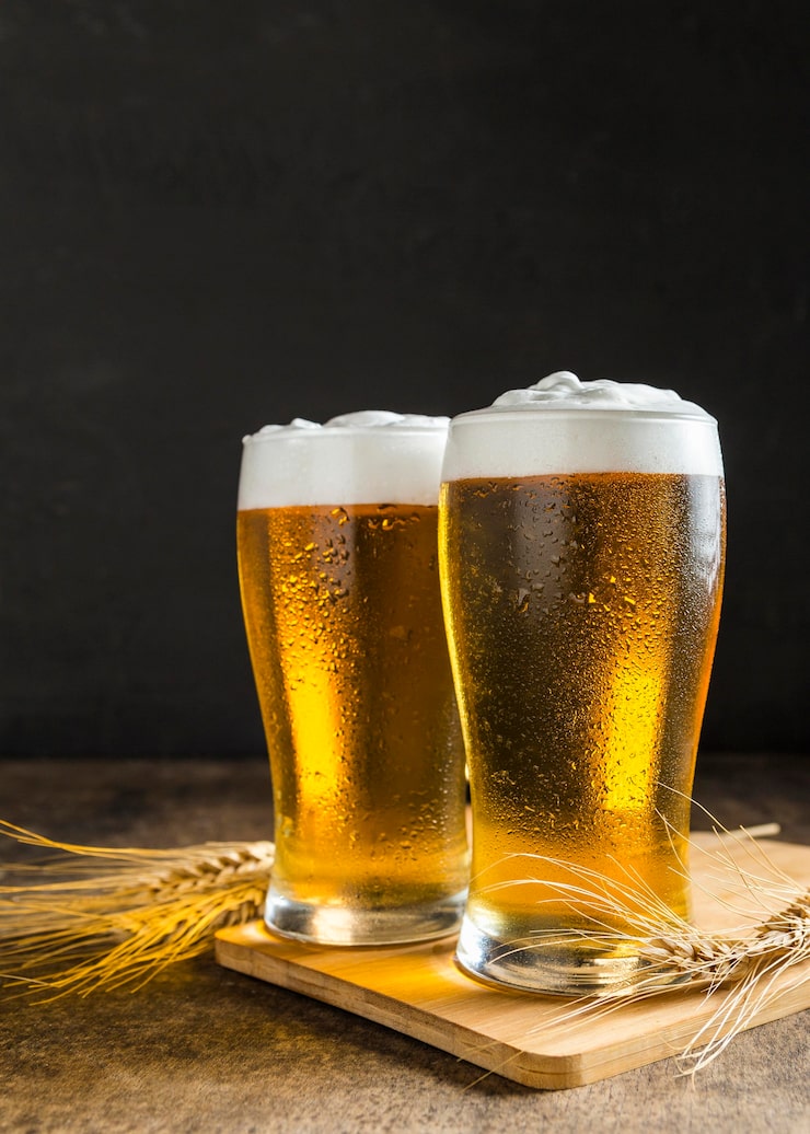 ジョッキのビールで乾杯のイラスト無料のフリー素材 イラストエイト