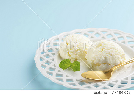 アイスクリームの盛り付け方バニラアイスをそのまま盛り付けるのもいいですが、ドライフルーツを加えひと手間かけるだけで全く違うデザートに。------------------------------------------------------------------料理写真を投稿中☆イイネとフォローで応援して