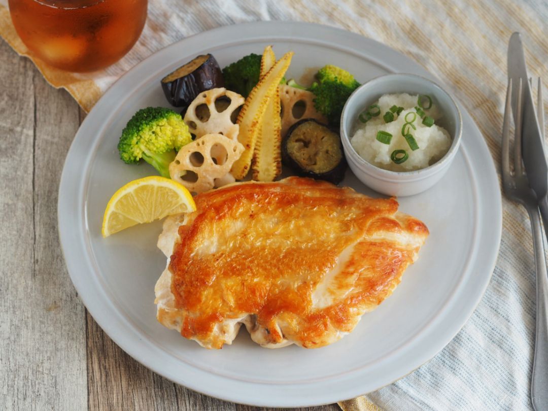 300万回再生人気レシピ 皮パリパリ！身は柔らか！鶏むね肉を使ったチキンステーキの作り方