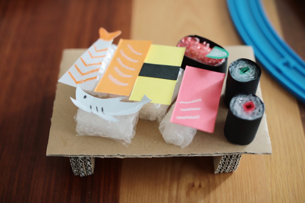 紙と緩衝材とプラレールを使って回転寿司やさんごっこ♪つづる