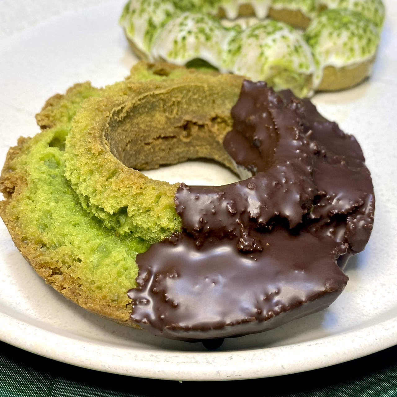 セブン インパクトがすごい！「抹茶みるくのホイップドーナツ」わんたのスイーツ日記〜小さな幸せ♡コンビニスイーツ