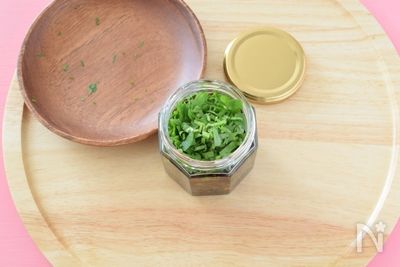 パクチーチューブが超使える！ コンビニごはん、ざるそば、冷奴が新次元になる