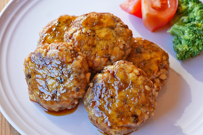 板前の裏ワザ 目玉焼きをヅケに⁉「漬け目玉焼き」に挑戦♪濃厚黄身とぷりぷり白身に甘辛ダレ～♡2023年8月11日- エキサイトニュース