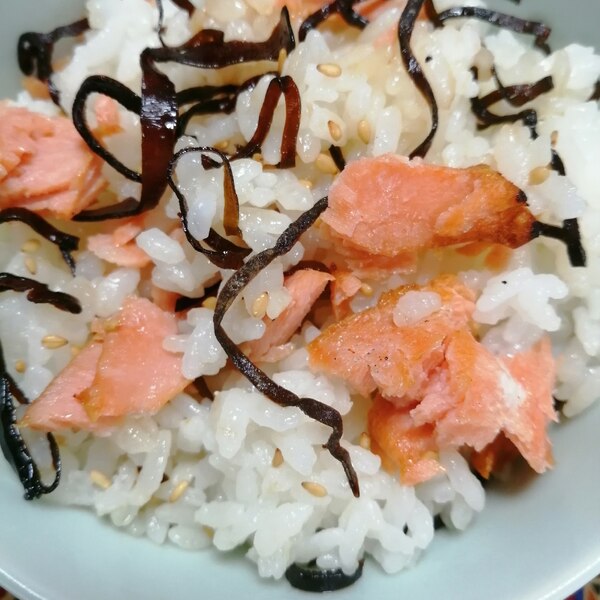 『鮭ハラスの炊き込みご飯』鮭の旨みたっぷり！ごちそうご飯♡