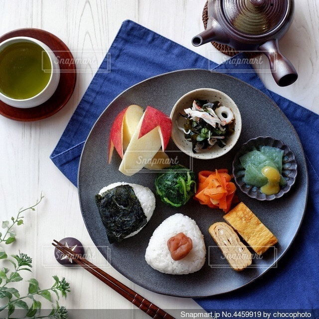 ワンプレート和朝食🌸, こんばんは☺️休日の朝昼ごはんです💞, お気に入りの葉っぱプレートを使って🌱, 献立, 桜海老おにぎり,春菊の胡麻和え, 枝豆の白和え, 鱈の塩麹焼き, だし巻き卵, ごぼうと人参のマヨサラダ, カボチャの煮物, きゅうりの浅漬け, トマト,飾り人参の煮物,和ンプレートワンプレート和朝食あさごはん和んプレート朝食朝食プレート朝ごはん
