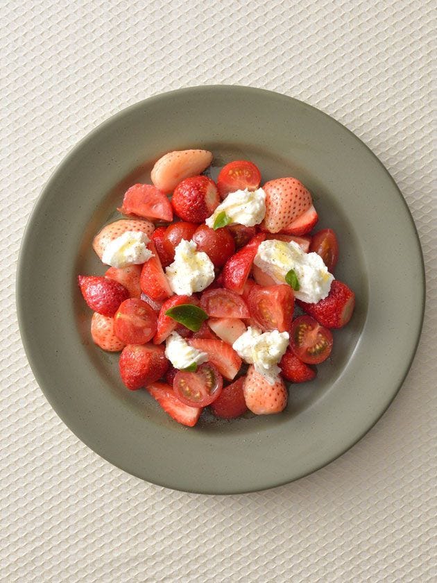 2025.2.3🍓new苺とモッツァレラチーズのカプレーゼ 生ハム添えこれまで季節のフルーツを使ったカプレーゼをご紹介していますが、今回は旬の 苺のカプレーゼです。 苺の酸味と甘み、生ハムの塩味のバランスは言わずもがな相性バッチリです！ モッツァレラチーズがある