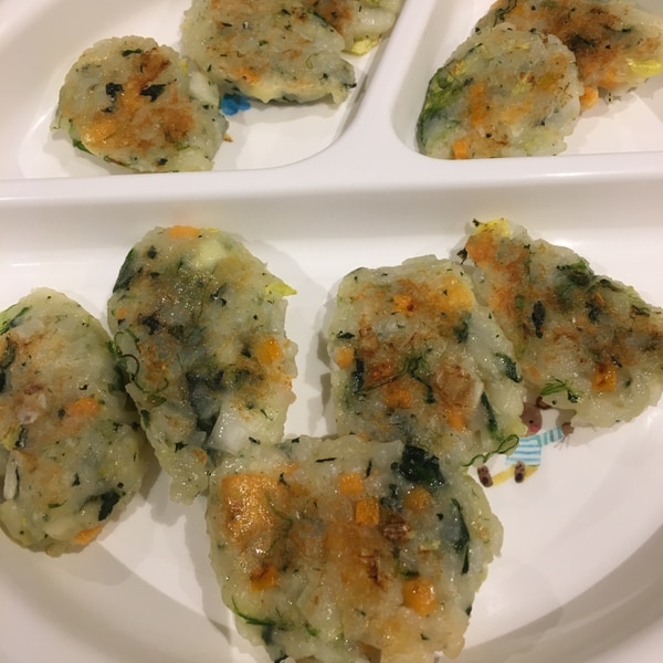 1歳児ぱくぱく 『うどんおやき』 しらすと野菜も入って栄養いっぱい✨ 手づかみにも、ピッタリです。 冷凍保存しておけば便利です☺️ 対象：離乳食完了期1歳〜1歳6ヶ月頃から 材料：3〜4食分 茹でうどん 1袋 200g釜揚げしらす 60g 人参 30g 小松菜 30g しめじ