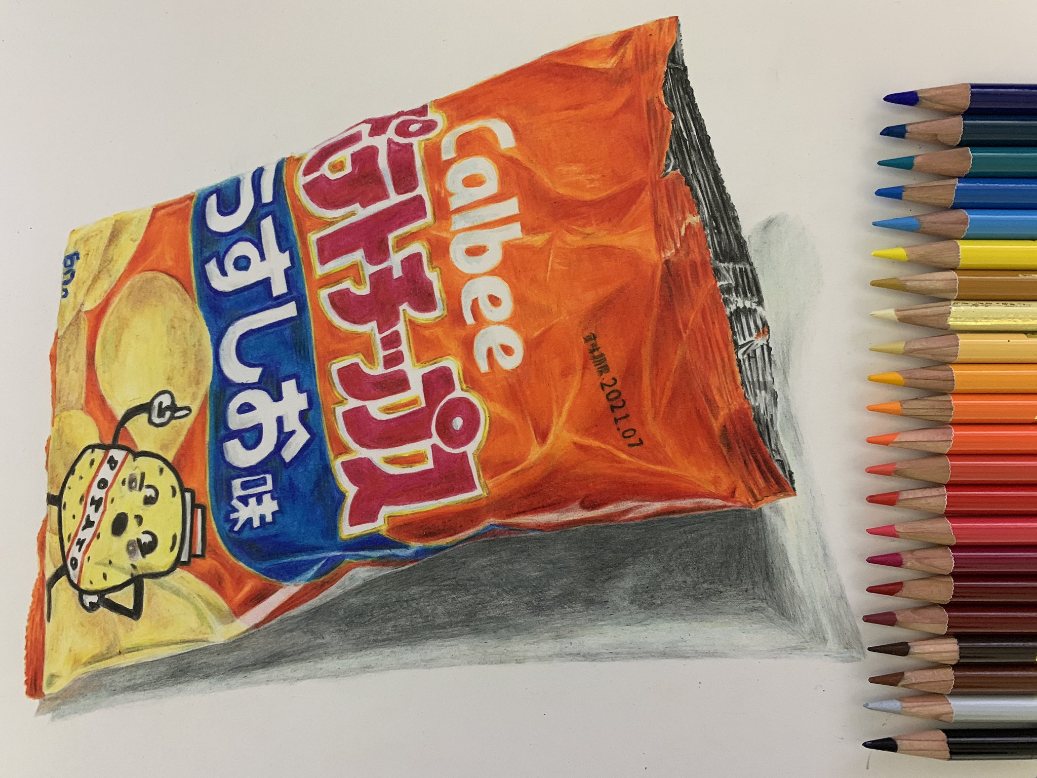 coloredpencildrawing カルビーポテトチップス 描いてみた。 A4画用紙 色鉛筆 5年前、インスタを始めた頃 リアルな人物や動物、食べ物の絵を見て「これが絵？？」とショックを受けた。でも、そういうのを描くのは 自分とは違う世界のことだと思ってた 少しずつ色鉛筆とも