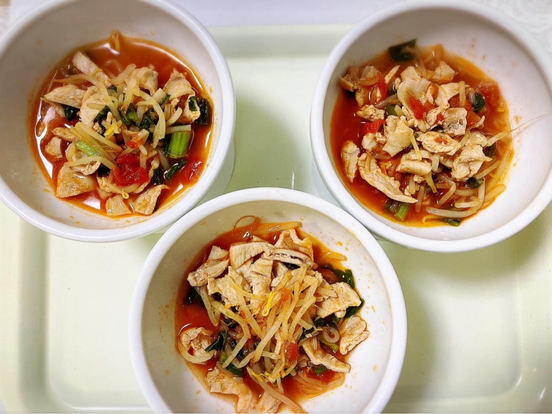 🐓🍚 ⁡ ⁡鶏むね肉1枚でガツンと食べ応え⁡ 噛んだ瞬間ザクっと。お肉はやわらか。 とどめに魅惑のガーリックマヨ。 ⁡ガツンとパンチがきいた旨さで、 食欲に満ちた胃袋を鷲掴みにします。 ⁡ ✓揚げ物が初めての方でも戸惑わないように、工程は細かく分けています