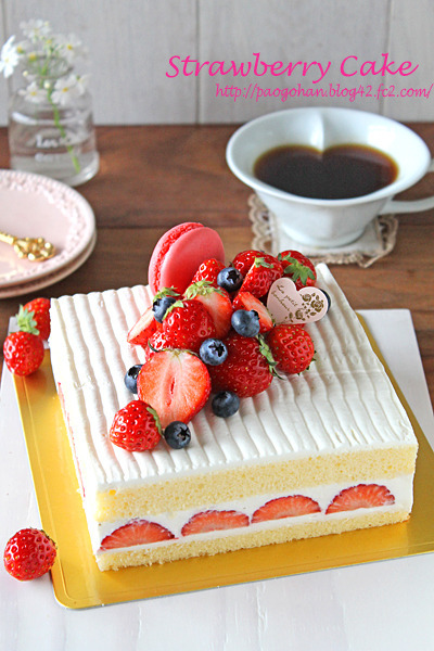 スポンジケーキをデコる💎だけ！「クリスマスツリーケーキ」のレシピの紹介です🎶 ． 気がつけばもうすぐクリスマス🎅 今年は手作りクリスマスケーキ🎂にトライしませんか？市販のスポンジケーキと生クリームを使えば、トッピングを切って、盛り付けるだけで、簡単に