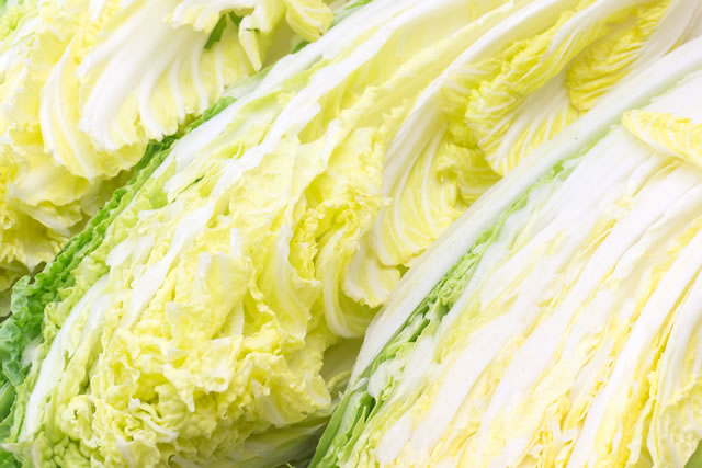 白菜に豚肉の旨味がしみしみ！「味ぽん」が美味しさを引き立てます。フライパンごと食卓へどうぞ。材料 2人分豚バラ肉 薄切り: ２５０ｇ 白菜:６枚 ６００ｇしめじ: １パック １００ｇ料理酒: 大さじ２ ミツカン 味ぽん®: 適量作り方①白菜と豚肉を交互に重ねる。４ｃｍ幅に切り、フライパンのふちに沿って敷き詰める。