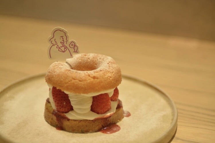 京都・河原町〗 𝗄𝗈𝖾 𝖽𝗈𝗇𝗎𝗍𝗌 ︴ コエドーナツ . 京都でしか食べられないドーナツ ݇˗ 店舗には工場が併設されてます🥣石臼で粉を曳き、フライヤーで ドーナツを揚げてトッピングして 仕上げるまでの製造工程を 見ながら食事ができます🍽 ‪𓈒𓏸 . 原料は全て国産‬