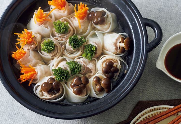 牛カルビのジューシーな脂、ダシダの風味、キムチのピリ辛がたまらないカルビクッパ‼️,今回は、このカルビクッパをご家庭で簡単にできるレシピにアレンジ👍👍, 寒い日に身体の芯から温まる一品、ぜひ試してみてね😋✨😋✨,※くわしいレシピは1つ前の投稿の概要欄に📝,お願い ,おいしそう！と思ってもらえたら「いいね」とコメントをお願いします🤲コメントは😋だけでもOKなのでぜひ🌈,キャンプ飯,