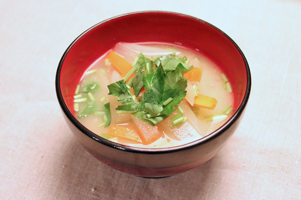 パリパリっとした切り干し大根の食感と, 三つ葉の爽やかな香りがたまらない😊💕, お手軽だけどいつもと雰囲気の違うお浸しだよ⭐️,＝＝＝＝＝＝＝＝＝＝＝＝＝＝＝＝＝＝＝＝＝＝＝＝,材料 , ○切り干し大根20g, ○三つ葉1袋60g, ＊めんつゆ 3倍濃縮大さじ1.5, ・かつお節お好みで,作り方 , ①：切り干し大根は水で戻し、水気をよくしぼり食べやすい大きさに切る。,