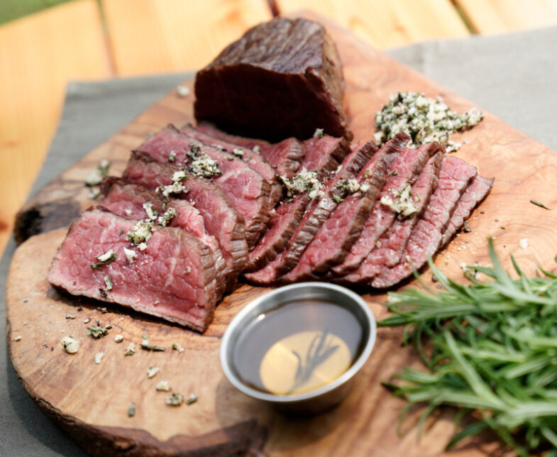 固い肉がやわらかくなる！グリーンキウイで漬け込むだけのステーキレシピ - macaroni