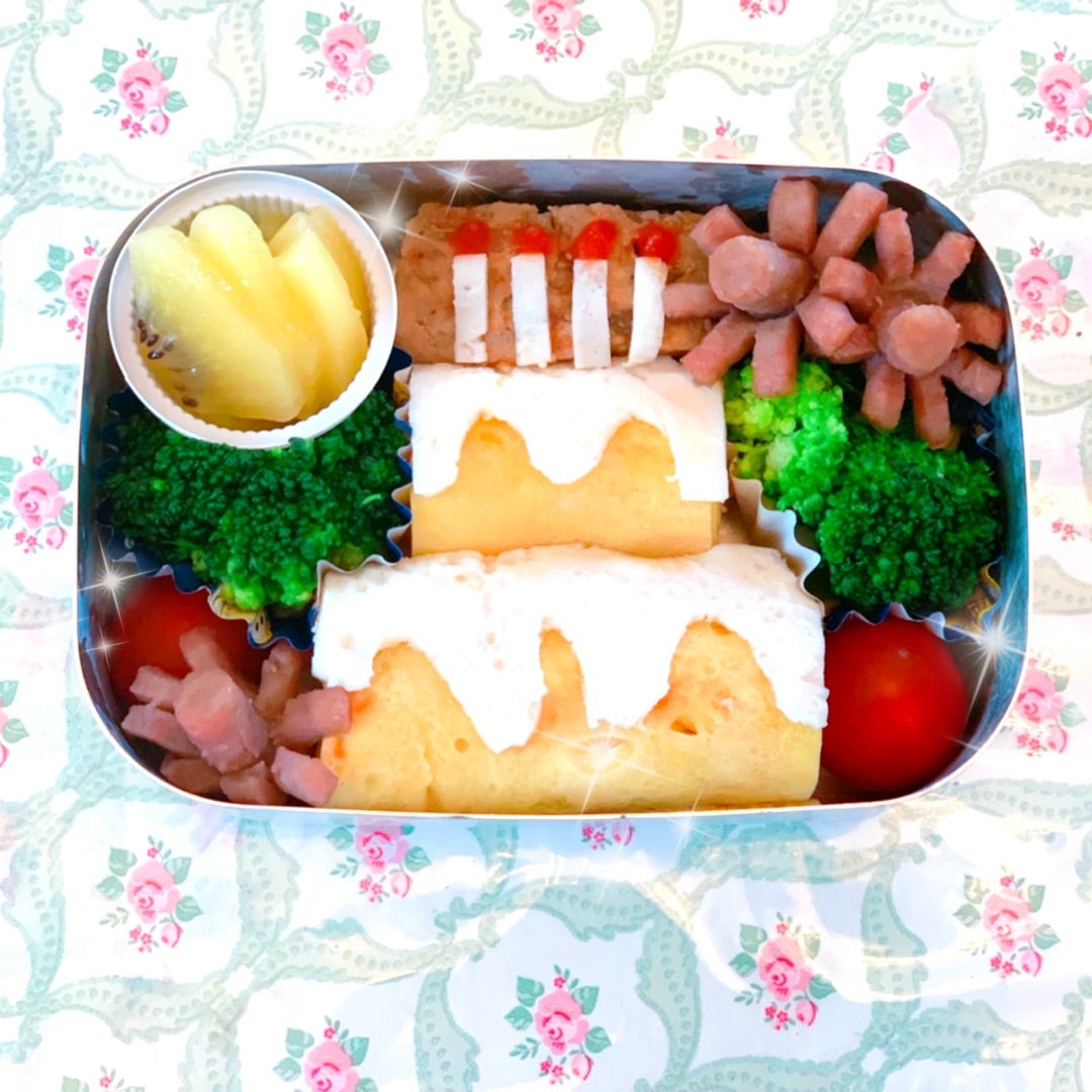 はな❀ 偏食ごはん、キャラ弁♡ ⁡ 他のお弁当はこちらから😊 → @hanahana_0513 ⁡ ⁡ ⁡ ⁡ 誕生日弁当🎂￣￣￣￣￣￣￣￣ ⁡ ⁡ 娘が今月6歳になりました❤️🥹 ⁡ ⁡ 本当はサンドイッチのお弁当にしようと 計画立ててたのに👧🏻『おひるはごはんでしょ』 って言われた