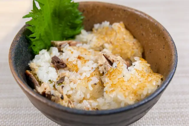 一人暮らしの自炊 炊飯器だけの簡単レシピ 鮭とキノコの炊き込みご飯 おかず不要！孤高の自炊術