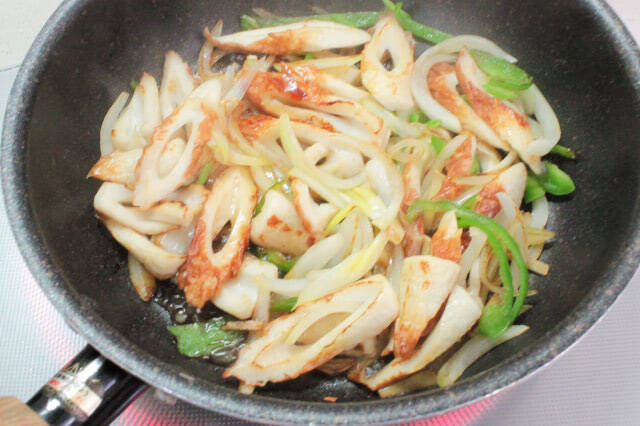 みんな作り置きしてる？？ちくわの生姜焼き の作り方↓ メイン級の節約なのに大満足副菜🫚🤎家にある調味料で出来るから、保存してレパートリーにしてね☺️ ①玉ねぎ1 2個、ちくわ2本、生姜1 3個切る②フライパンで玉ねぎ炒めて、ちくわと生姜入れる ③酒、みりん、醤油大さじ1、砂糖小さじ1混ぜて完成✨ ———————————— このアカウントでは28歳OLのおうちごはんを記録してます🍳