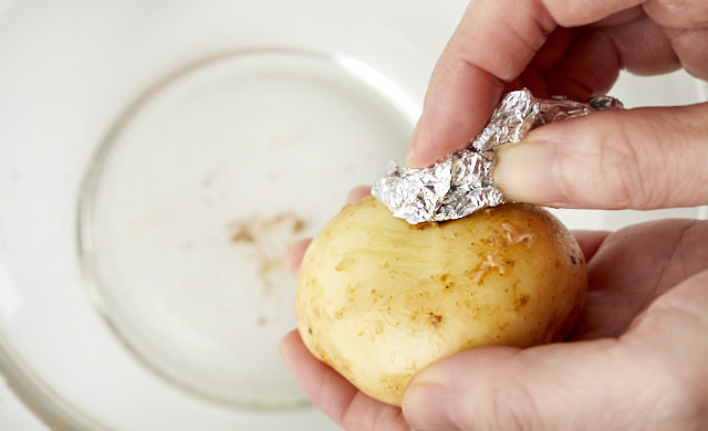 レンジで簡単！ヘルシー油なし！じゃがいもの皮チップ