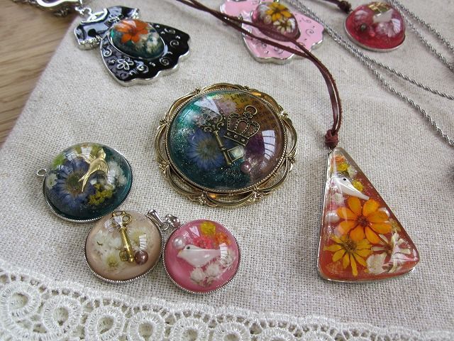 レジンとは?作り方・使い方・注意点など<空枠を使って簡単ハンドメイド>アクセサリー・ハンドメイドパーツの通販なら吉田商事