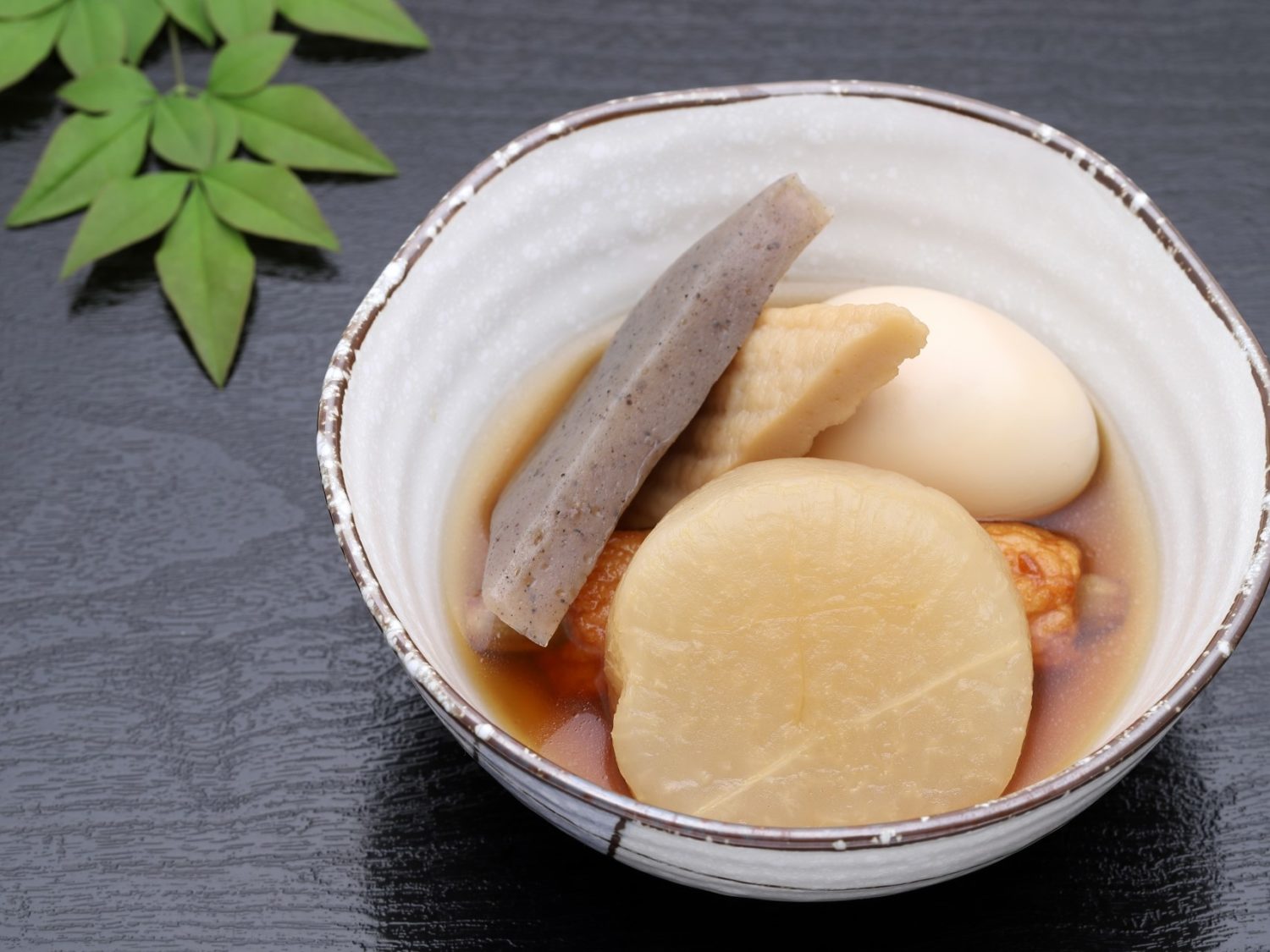 レンジメートキッチン RANGEMATE Kitchen『おでん』 染み染みの具材に箸が止まらない ！今日は冬の大人気レシピをご紹介します🍢 レンジメートは熱が滞留することによって、じっくり食材を煮込むことが出来ます！ 電子レンジ調理とは思えないほど味がしみ込んだ