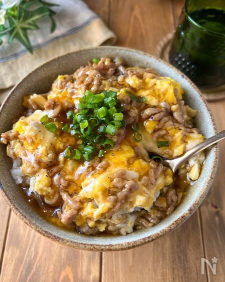 夜ごはん . ＊ネギとろバクダン丼 ＊豚汁 息子作＊れんこんの甘辛焼き ＊白菜の浅漬け ＊ぶどう こんばんは☻♡ 今日は休みの日の簡単ごはんです♡息子が豚汁を作ってくれました🤤💕 隣にいなくても、大体の作り方を口頭で伝えればもう9.5割は作れるようになりました