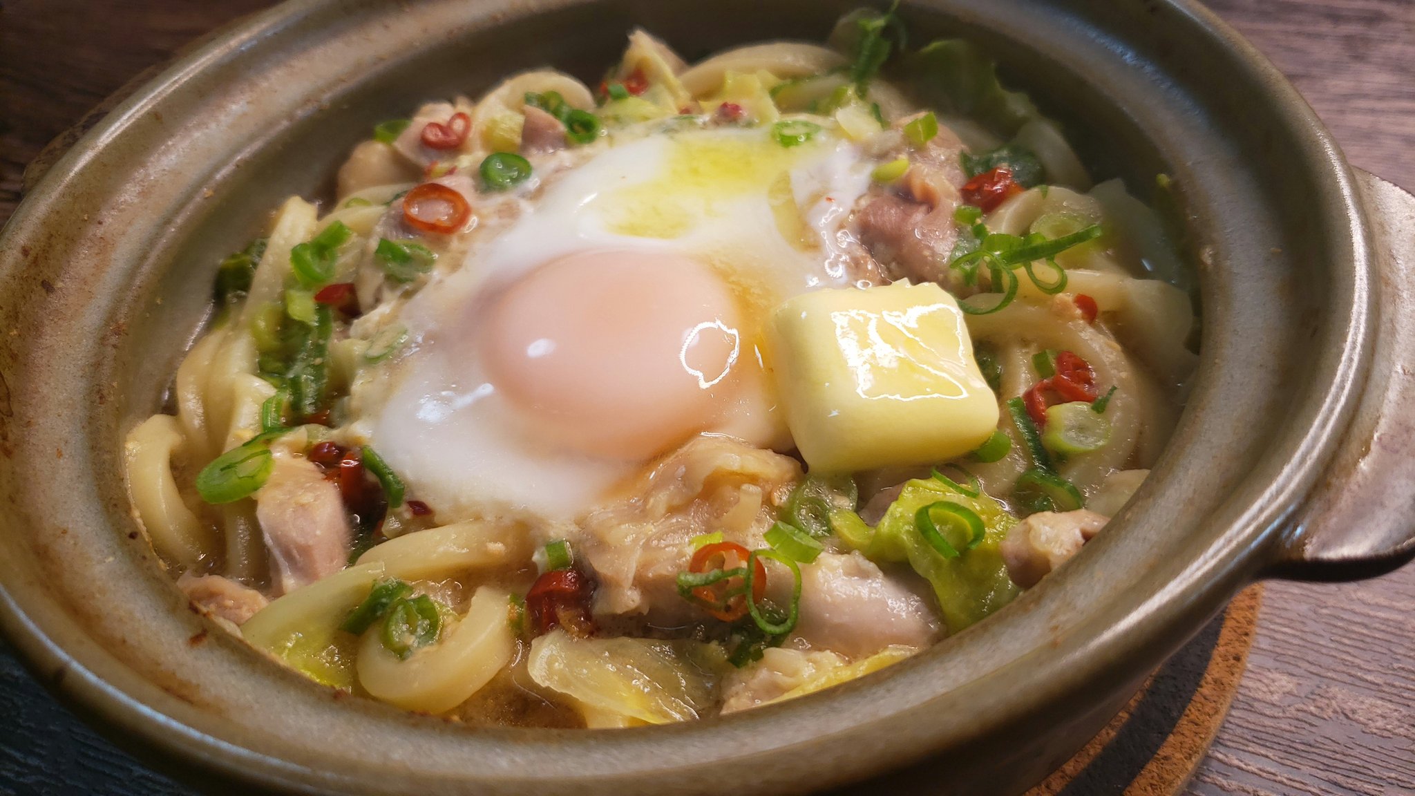 虚無油うどん , 卵 １個, 冷凍うどん 200g, 醤油 大さじ1 2, オイスターソース 大さじ1 2, 砂糖 2つまみ,中華あじ 小さじ1 3, にんにく 3g, 一味唐辛子 4振り, 焙煎ごま香味油 小さじ2半, コショウ 2~3振り, マヨネーズ 適量,※にんにくはガーリックパウダーでも。,PR J-オイルミルズ リュウジのバズレシピ リュウジレシピ リュウジ レシピ うどん