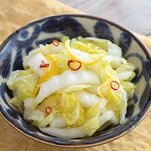 10分で大量消費に！やみつき白菜の塩こうじ浅漬けの超簡単作り方。作り置き常備菜に最高！ - つくりおき食堂